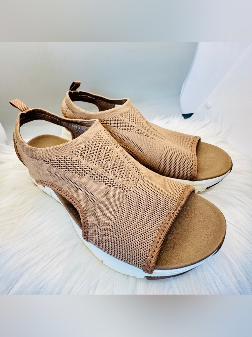 Skechers Women’s Arch Fit Arch Support City Catch Walking Sandals – Size 8